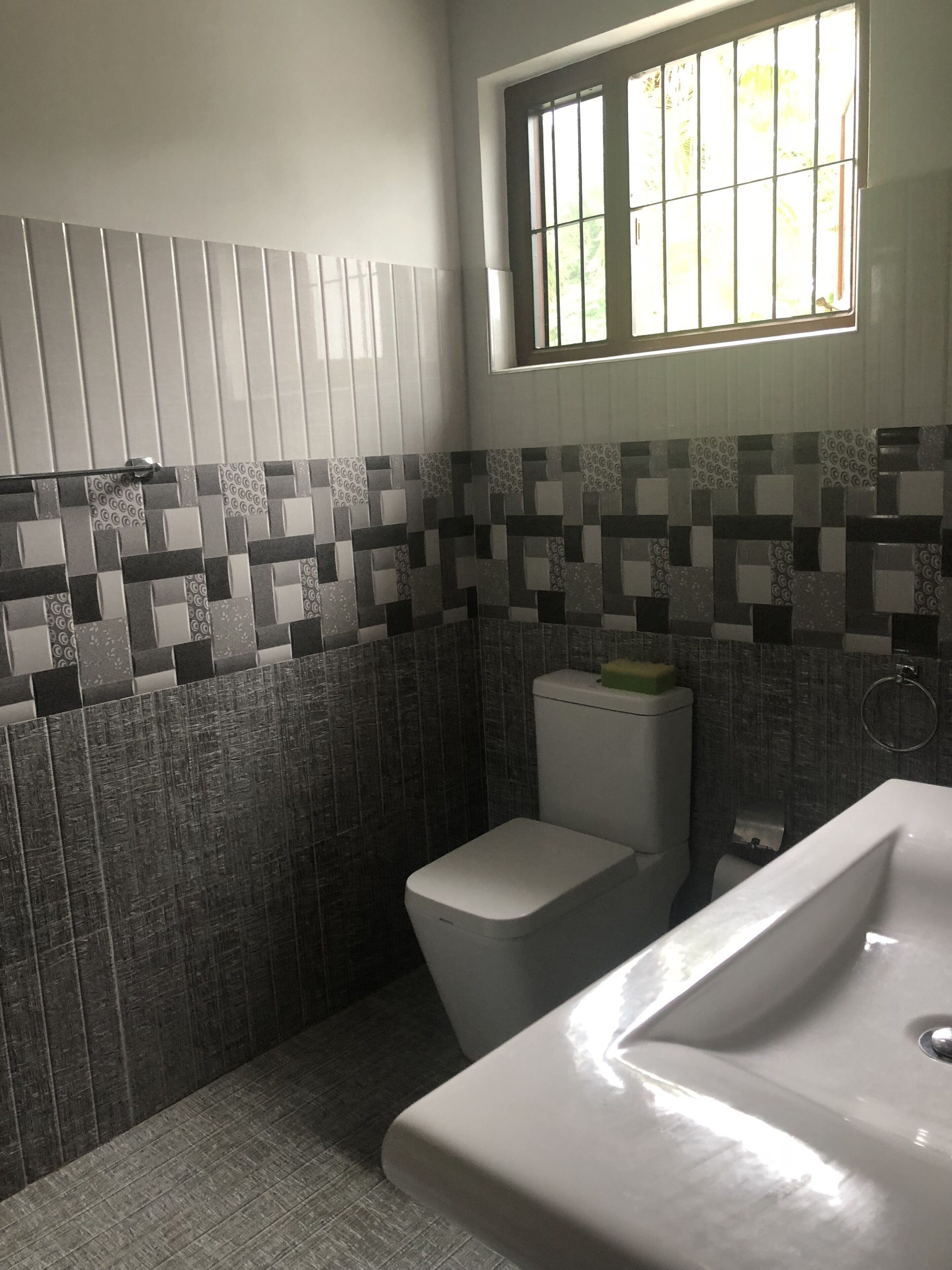 Een douche, een haardroger, een bidet, handdoeken