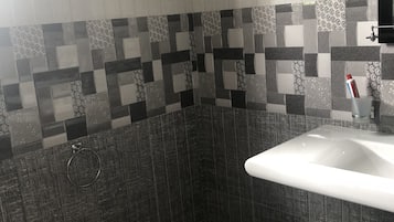 Bruser, hårtørrer, bidet, håndklæder