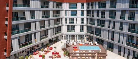 Außenpool, Sonnenschirme, Liegestühle