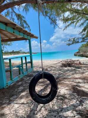 En la playa, camastros y toallas de playa