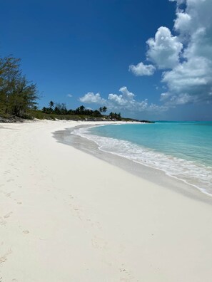 En la playa, camastros y toallas de playa 