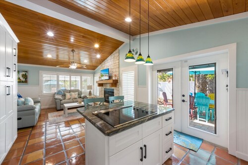 A Bay From It All: Private backyard oasis, steps to Bay, Bean Point