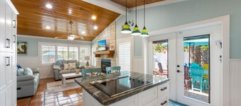 A Bay From It All: Private backyard oasis, steps to Bay, Bean Point