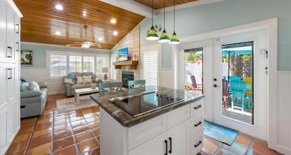 A Bay From It All: Private backyard oasis, steps to Bay, Bean Point