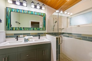 Combined shower/tub, hair dryer, towels