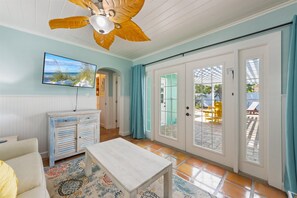 Älytelevisio, takka, DVD-soitin, kirjoja