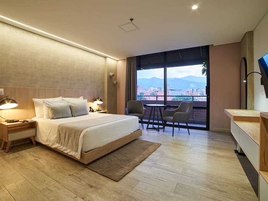 Kamar Double Junior | Seprai premium, selimut bulu angsa, minibar, dan brankas