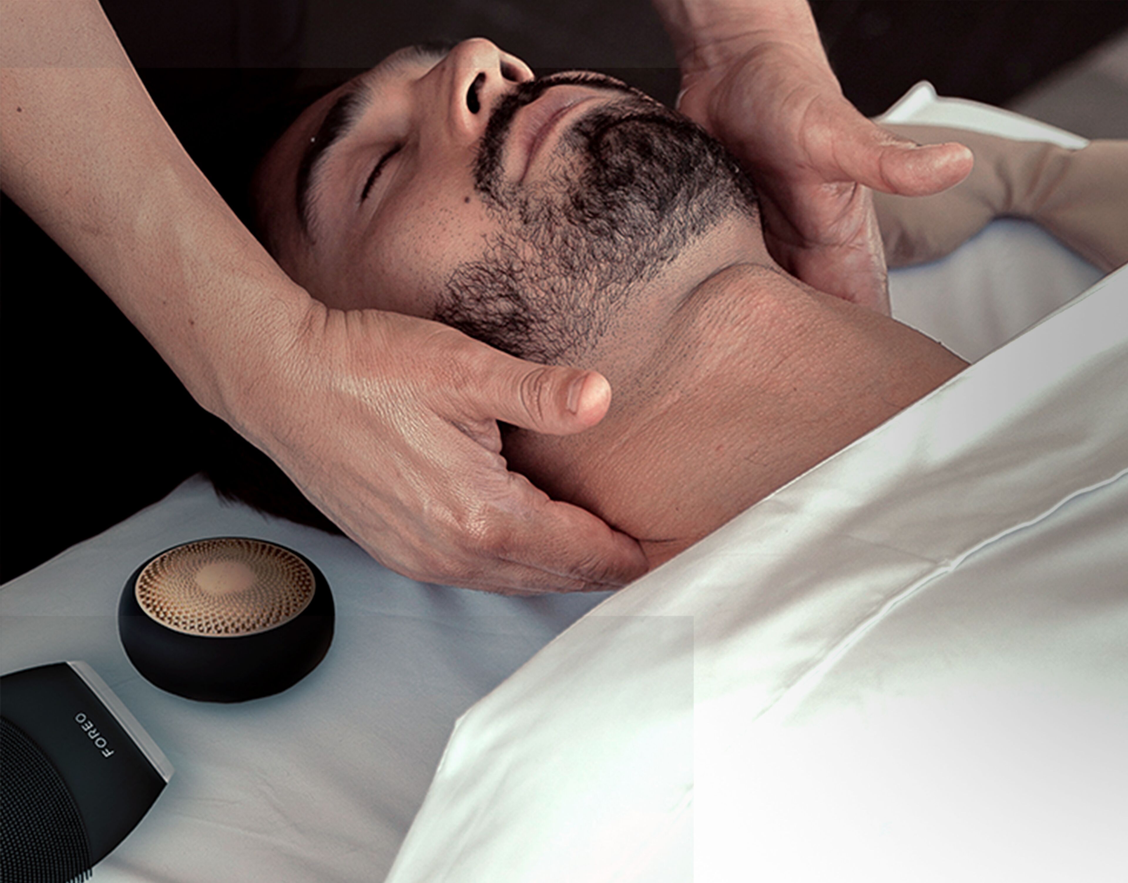 Iemand ligt neer met een massageapparaat op de rug.