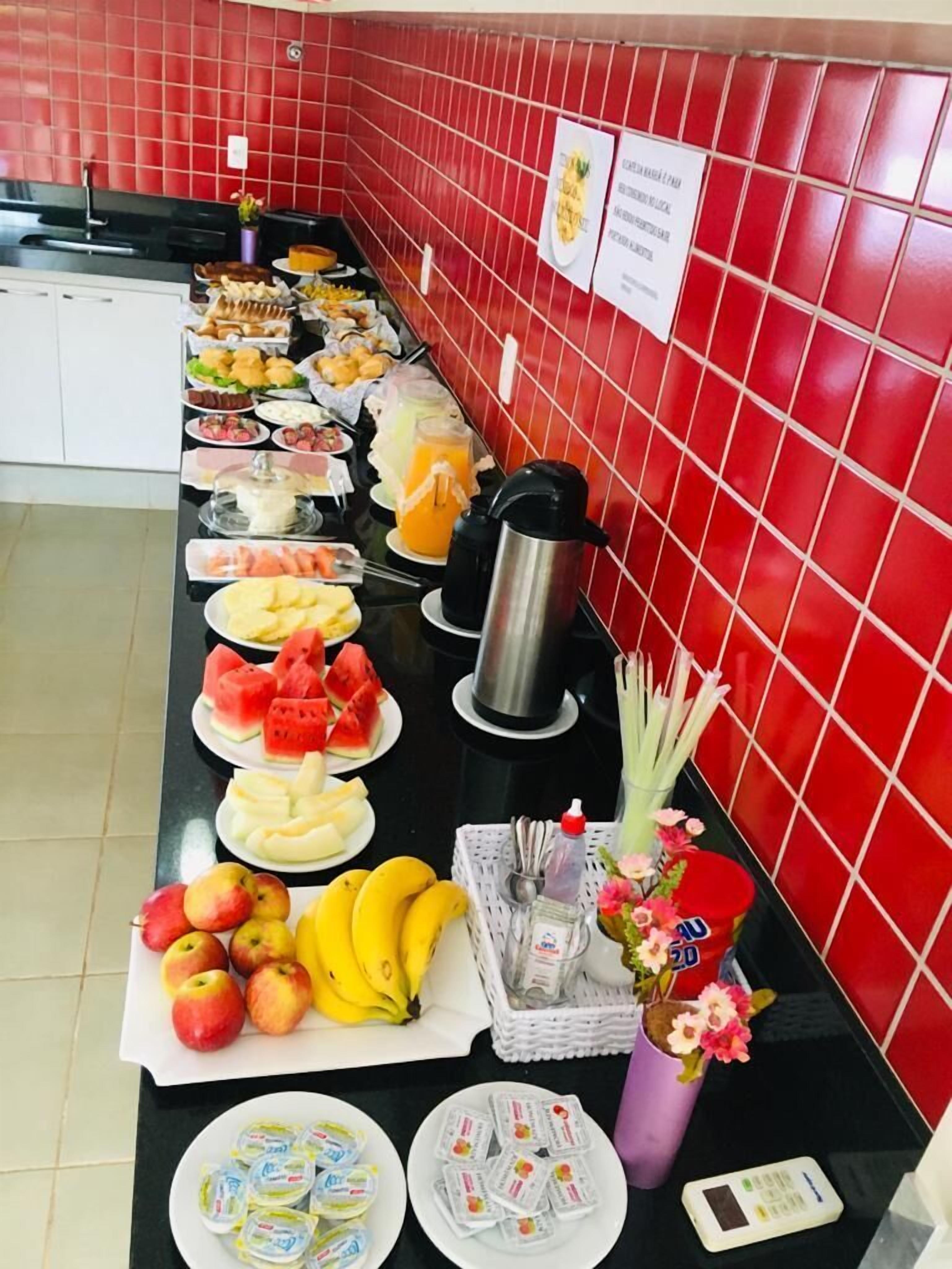 فطور من الأطباق المحلية مجانًا يوميًا