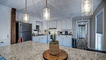 KylskÄp, mikrovÄgsugn, ugn och spishÀll