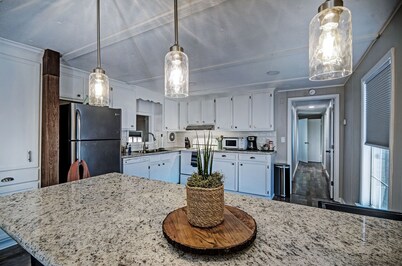 Lake Harbor Landing - Cozy Cottage on the Rez