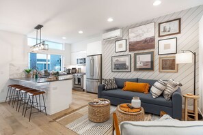 Smart TV - Perch - Capitol Luxe Six: Central Capitol Hill | Walk score 96 (Seattle)