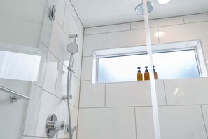 Bathtub, hair dryer, towels - Perch - Capitol Luxe Six: Central Capitol Hill | Walk score 96 (Seattle)
