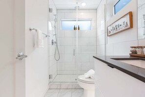 Badewanne, Haartrockner, Handtücher