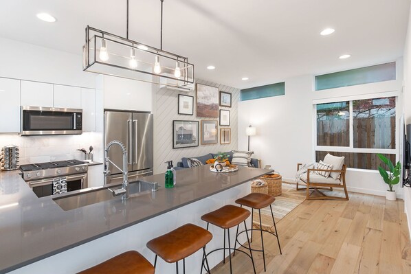 Fridge, microwave, oven, stovetop - Perch - Capitol Luxe Six: Central Capitol Hill | Walk score 96 (Seattle)