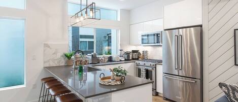 ثلاجة، ميكروويف، فرن، موقد طهي مسطح