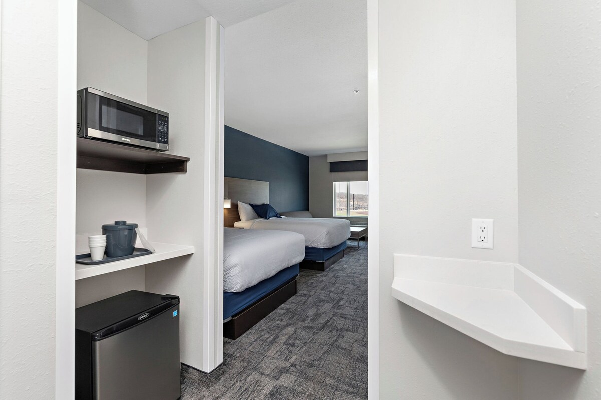 Suite, 2 camas de matrimonio (Ballpark View) | Escritorio, espacio para trabajar con un portátil, cortinas opacas