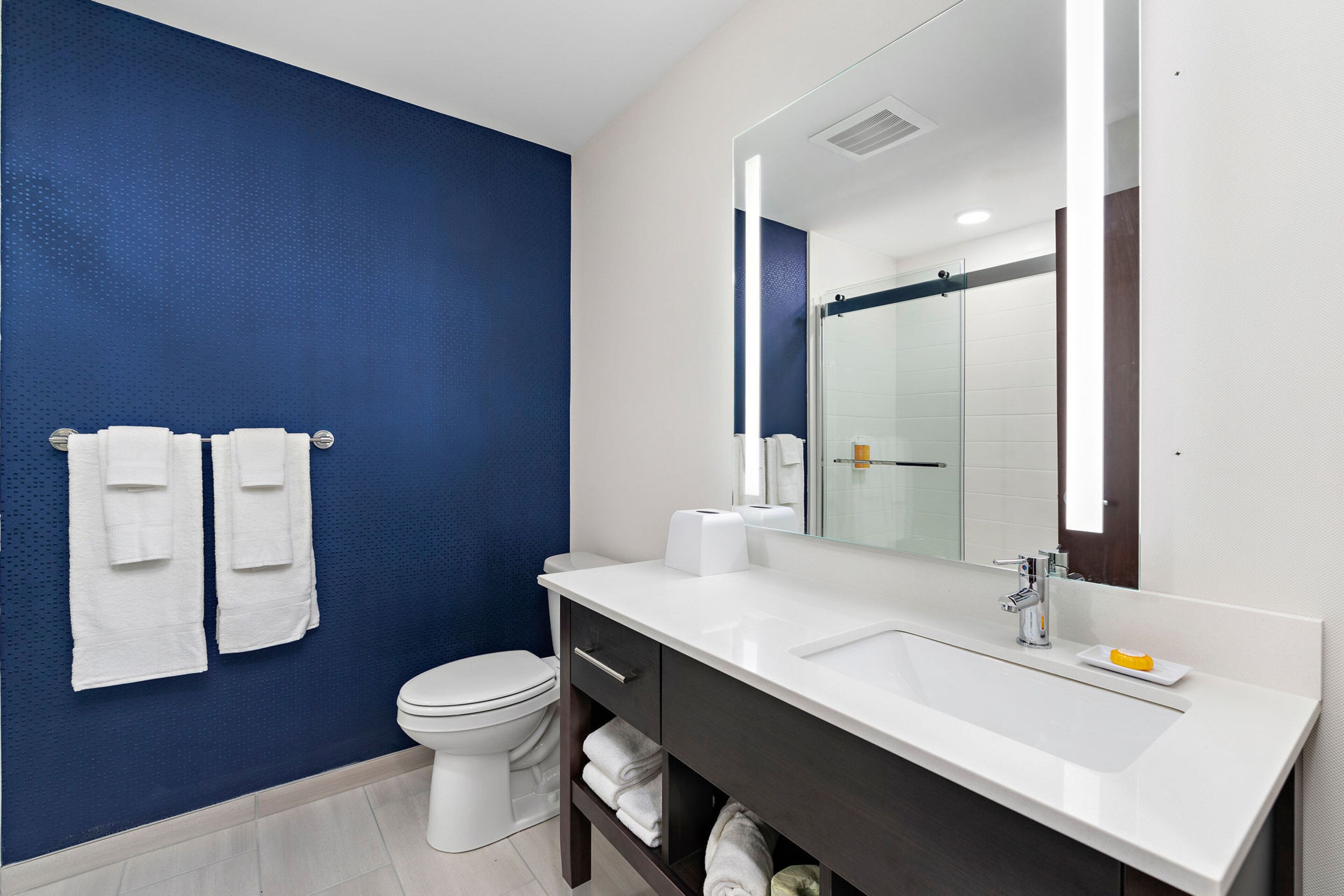 combined shower/bathtub, free toiletries, hair dryer, towels