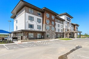 Exterior - Holiday Inn Express Kansas City North – Parkville by IHG (Parkville)