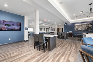 Lobby sitting area - Holiday Inn Express Kansas City North – Parkville by IHG (Parkville)