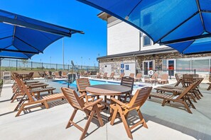 Seasonal outdoor pool - Holiday Inn Express Kansas City North – Parkville by IHG (Parkville)