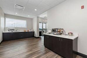 Free daily self-service breakfast  - Holiday Inn Express Kansas City North – Parkville by IHG (Parkville)