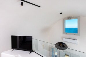 1 bedroom, premium bedding, in-room safe, blackout curtains - Neoma Luxury Suites (Santorini)