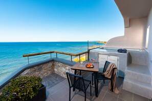 Luxury-Apartment, 1 King-Bett und Schlafsofa, Meerblick | Terrasse/Patio