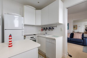 Een koelkast, een microgolfoven, een oven, een vaatwasser