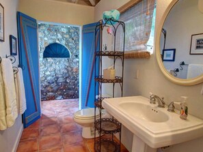 Suihku, hiustenkuivaaja, pyyhkeet, saippua