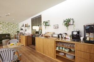 Café da manhã com buffet todos os dias (EUR 8 por pessoa) 