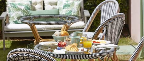Petit déjeuner buffet (8 EUR par personne)