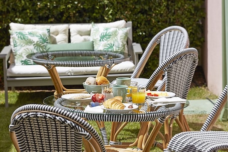 Daily buffet breakfast (EUR 8 per person)