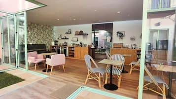 Desayuno buffet (EUR 8 por persona)