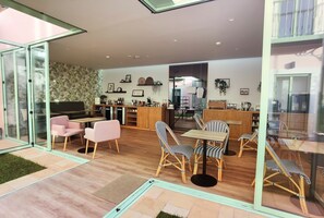 Frokostbuffé hver dag (EUR 8 per person)