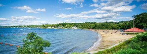 Chaises longues, serviettes de plage