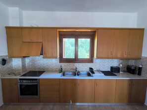 Refrigerador, horno, parrilla de estufa y cafetera y tetera 