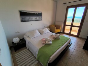 2 bedrooms, desk, iron/ironing board, travel cot - Olive grove house of Polymnia (Επάνω Σίσι)