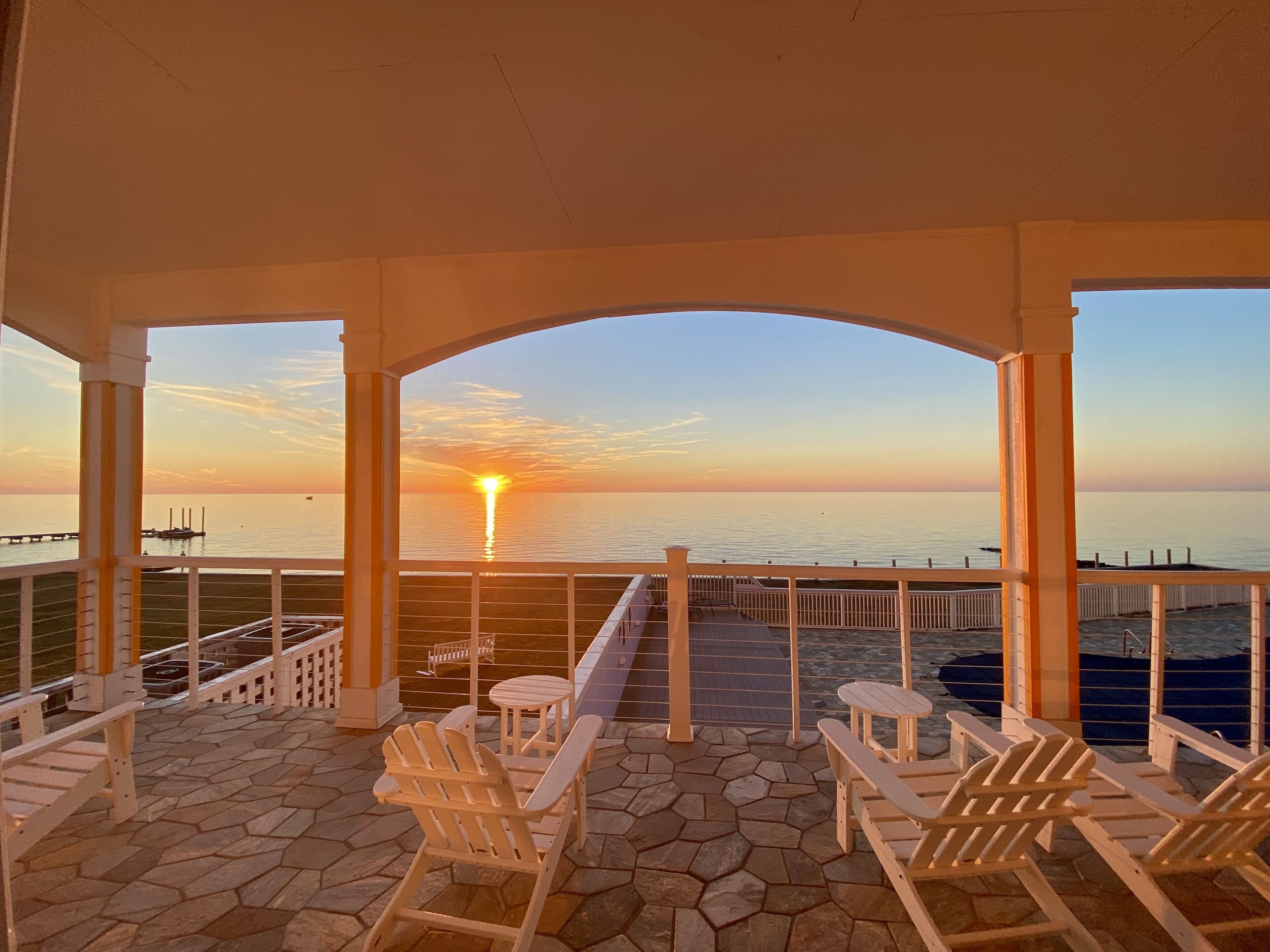 The Carolinian Sound Front 3 bedroom 3 bath Private hot tub amazing sunsets
