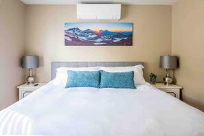 4 bedrooms, desk, iron/ironing board, travel crib - Family Home | 2 King Suites + Fire Pit | Walk to Breweries (Bend)