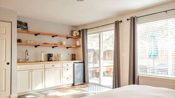 4 chambres, bureau, fer et planche Ă repasser, lit parapluie