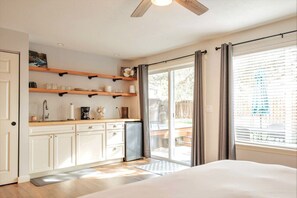 4 chambres, bureau, fer et planche à repasser, lit parapluie