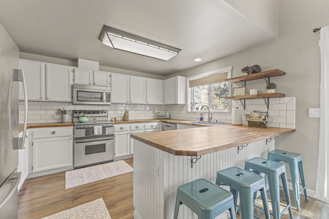 Refrigerador con freezer, microondas, horno, placa de cocina