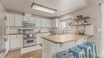 Refrigerador con freezer, microondas, horno, placa de cocina