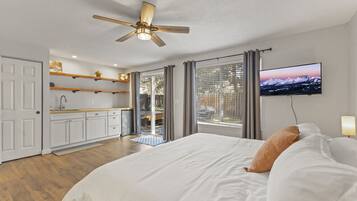 4 habitaciones, escritorio y tabla de planchar con plancha