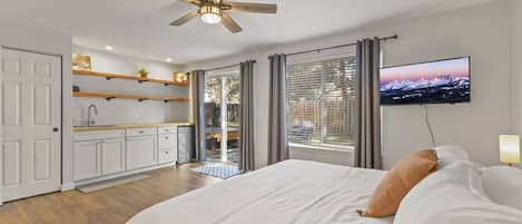 4 bedrooms, desk, iron/ironing board, travel crib