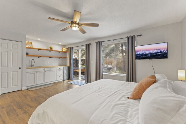 4 chambres, bureau, fer et planche à repasser, lit parapluie