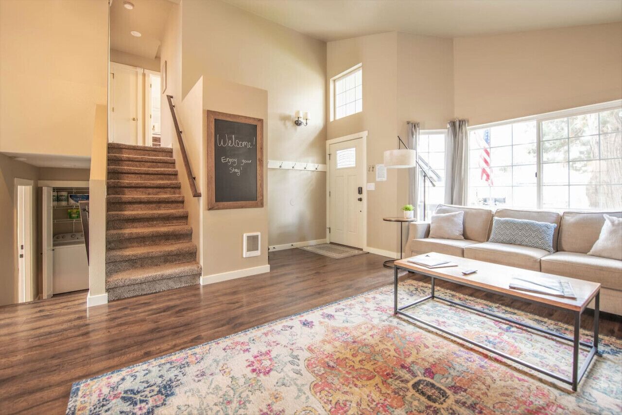 Una televisión, una chimenea