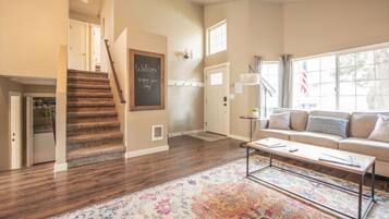 Una televisión, una chimenea