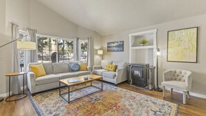 A spacious living room with two sofas, a coffee table, a floor lamp, and a rug. - Family Home | 2 King Suites + Fire Pit | Walk to Breweries (Bend)